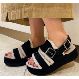ふわふわ柔らかな〈UGG🄬(アグ)〉新作サンダル☁