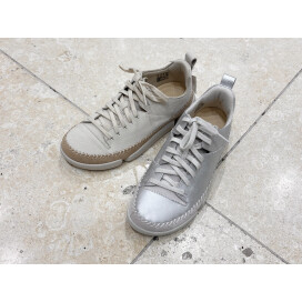 〈Clarks（クラークス）〉お出かけに最適なおすすめシューズ2選