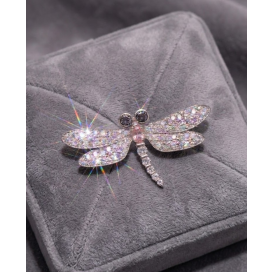 《幸運を呼ぶラッキーアイテム　トンボモチーフブローチ》