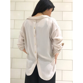 再入荷！後ろボタンシャツ☆