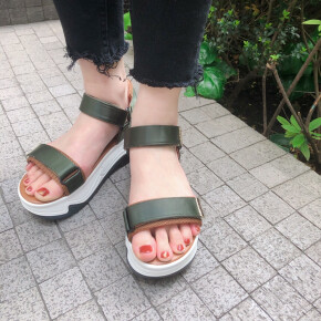【渋谷ヒカリエ ShinQs シューズカレイド】〈GEMMA LINN（ジェマ リン）〉サテンベルクロサンダル