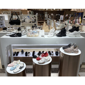 週末限定10％OFF対象〈STEVE MADDEN（スティーブ マデン）〉前面展開中🌟