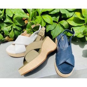 〈Clarks(クラークス)〉夏のおすすめサンダルご紹介🌿