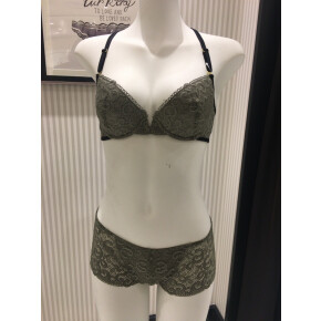 バックコンシャスなフロントホックブラ登場！！