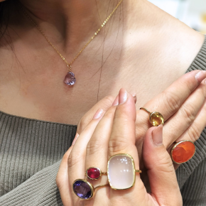 秋の装いに映えるカラーストーンジュエリー💎