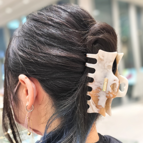 ひとつでこなれ感！大人可愛いマーブルヘアクリップ💎