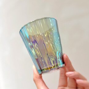 光と色が、ゆらめくグラス