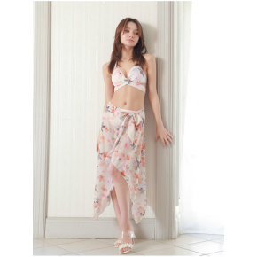 リゾートにピッタリなビキニ×パレオ♡程よく甘いピンクで女性らしさ満載！